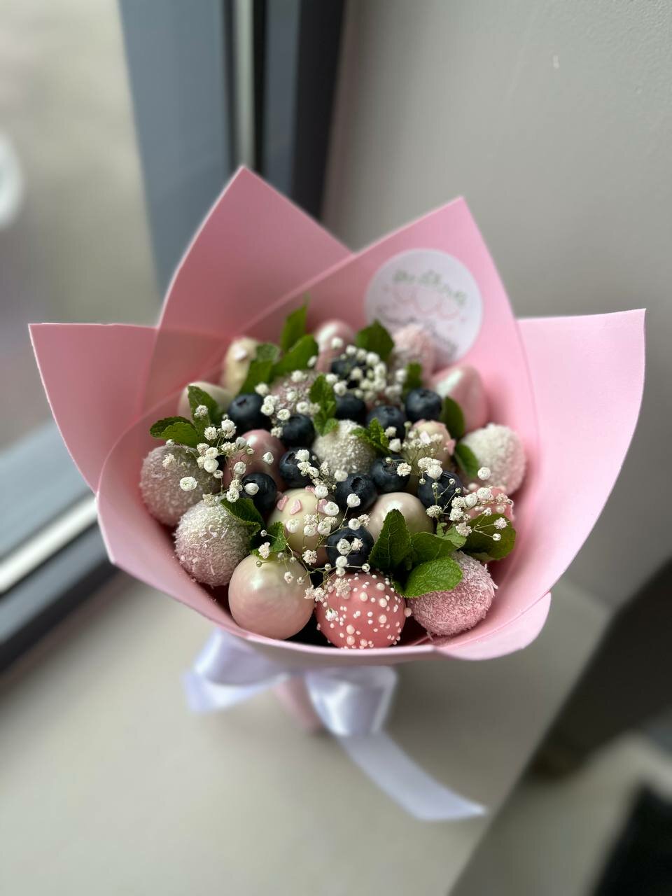 Букет украшенный белой гипсофилой и листочками мяты - "Соблазн" от Sweet Berry — фото 1