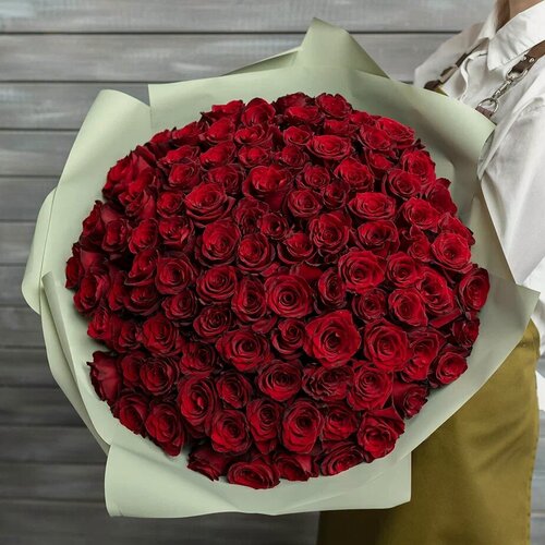 Изображение товара Букет живых цветов из 101 красной розы в упаковке Эквадор 60 см