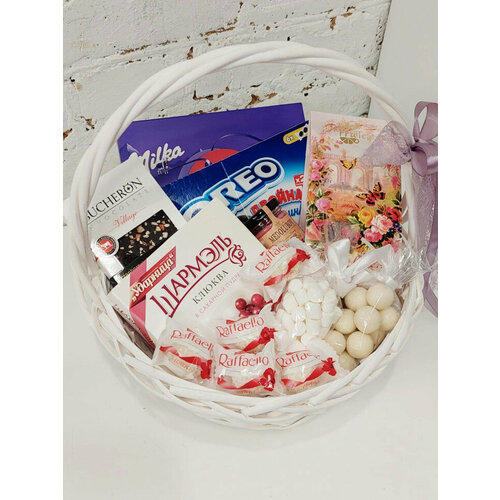 Подарочная сладкая корзина с чаем