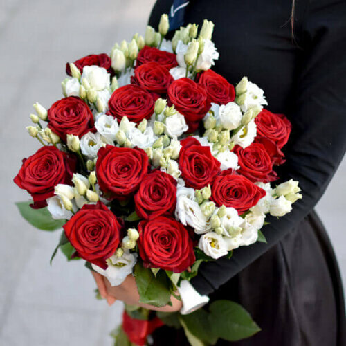 Красные розы с эустомой - 25 шт.