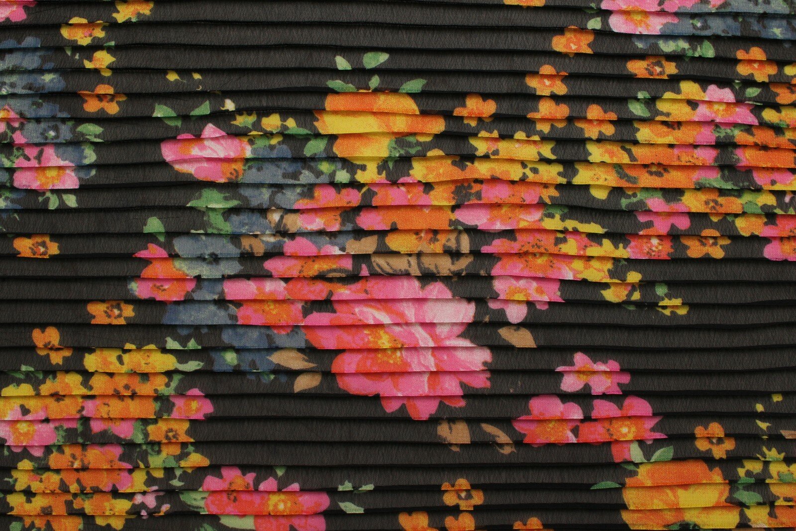 Ткань Жоржет-плиссе разноцветные цветы на чёрном ш145см 05 м
