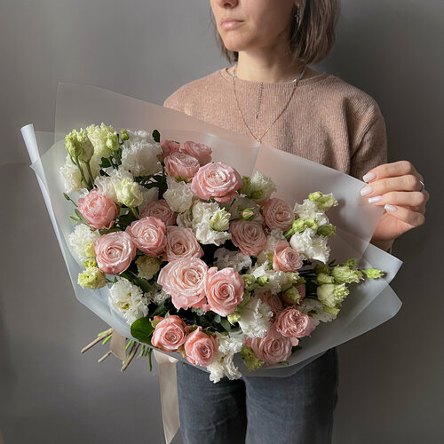 Изображение товара Нежный букет из пионовидных роз и белых лизиантусов в авторском исполнении