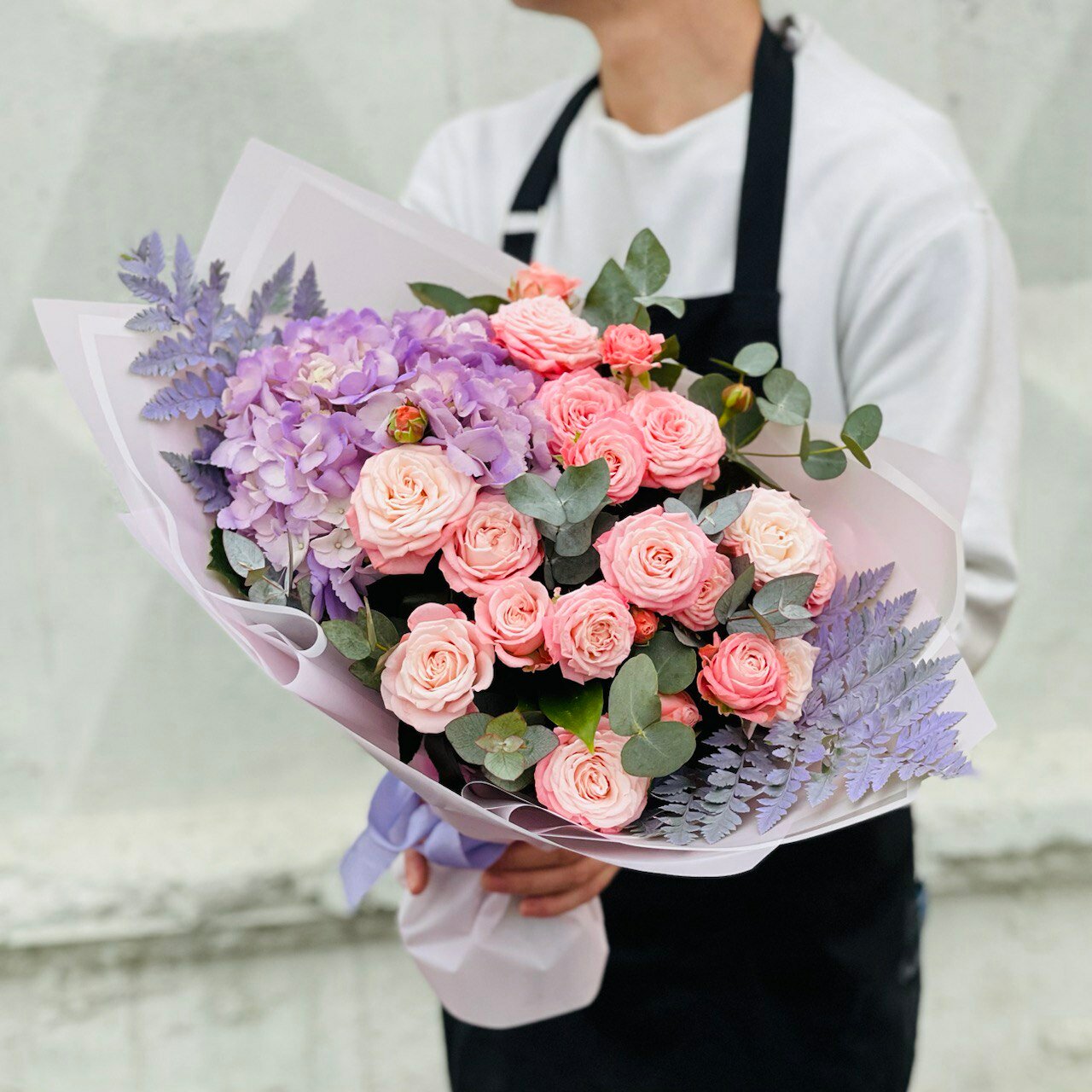 Букет Rybe-flowers "Пионовидные Розы и Гортензия", авторский, 11 цветов, 40см, M
