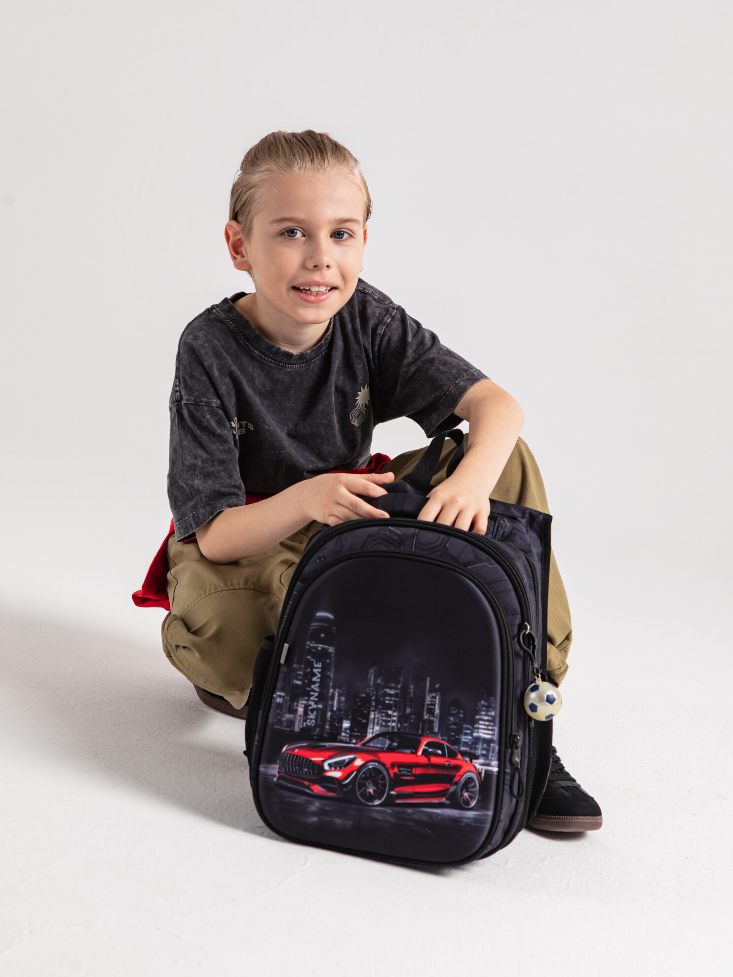Рюкзак школьный для мальчика 17.5 л для начальной школы с анатомической спинкой SkyName (СкайНейм), с мячиком на брелоке