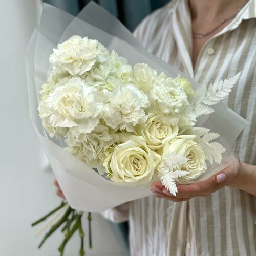 Красивый белый букет с гортензией, эустомой, пионовидной розой и диантусами