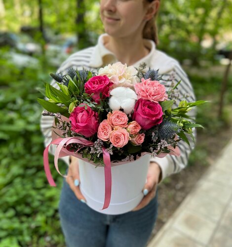 Изображение товара Цветочки в коробке, живые розо, альстромерия и гортензия в колбе.