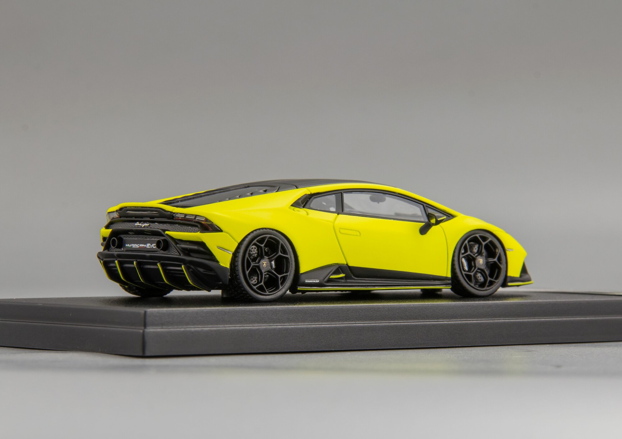 Масштабная модель Lamborghini Huracan Evo Fluo Capsule — фото 1