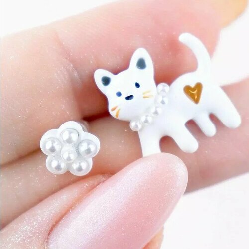 Серьги пусеты  Кот с жемчугом, белый