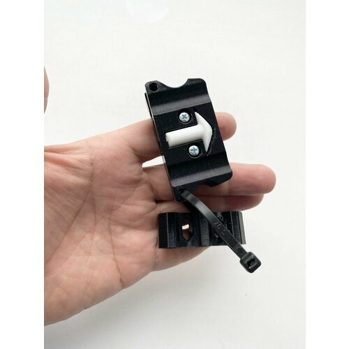 фото Фиксатор проводов эхолота garmin striker plus 9sv topnav