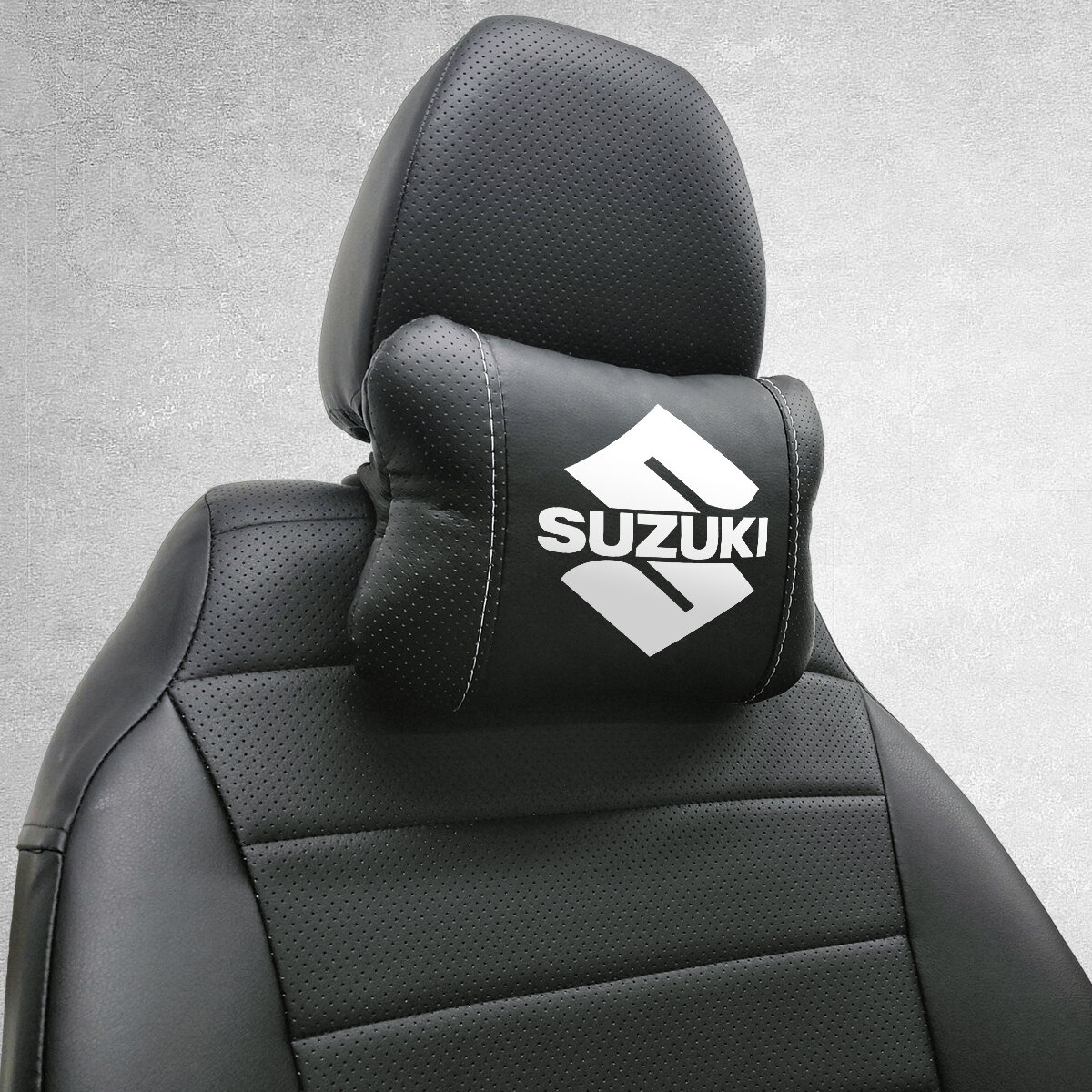 Автомобильная подушка под шею на подголовник эмблема Suzuki, для Сузуки. Подушка для шеи в машину. Подушка на сиденье автомобиля.