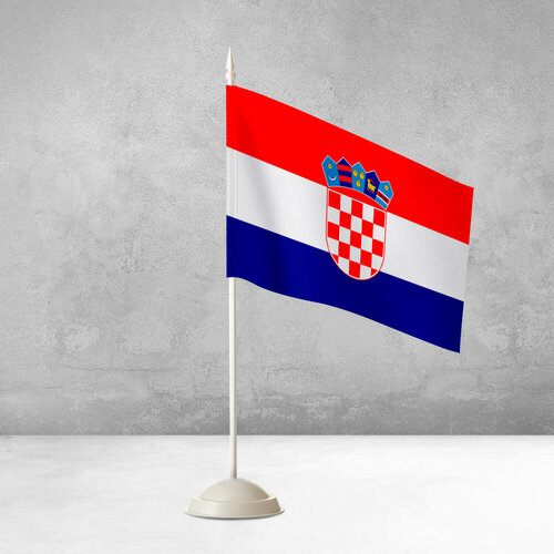 Настольный флаг Хорватии на пластиковой белой подставке настольный пиратский флаг на пластиковой белой подставке