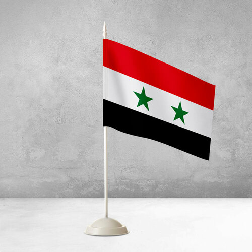 Настольный флаг Сирии на пластиковой белой подставке настольный пиратский флаг на пластиковой белой подставке