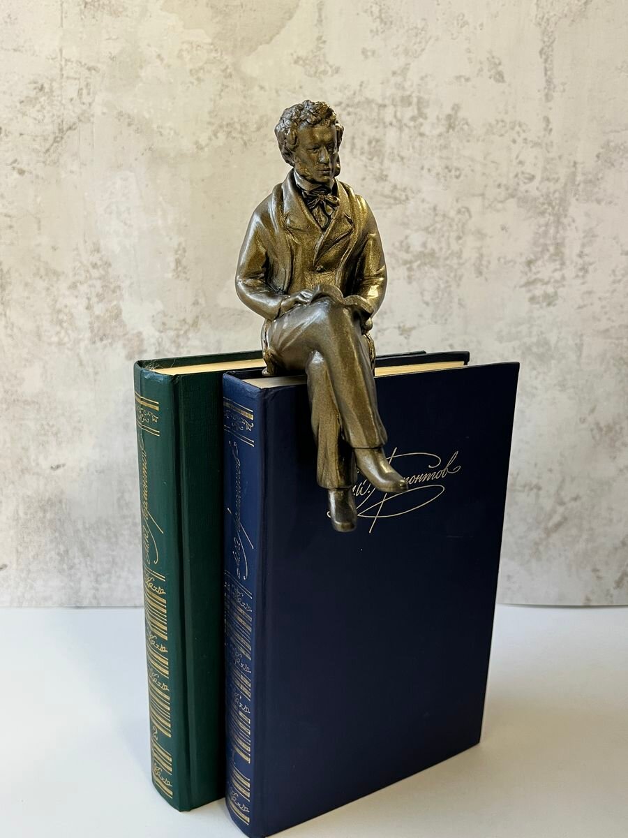 фото Статуэтка на полку А. С. Пушкин. Высота 15,5см. мрамор. Цвет бронзовый.