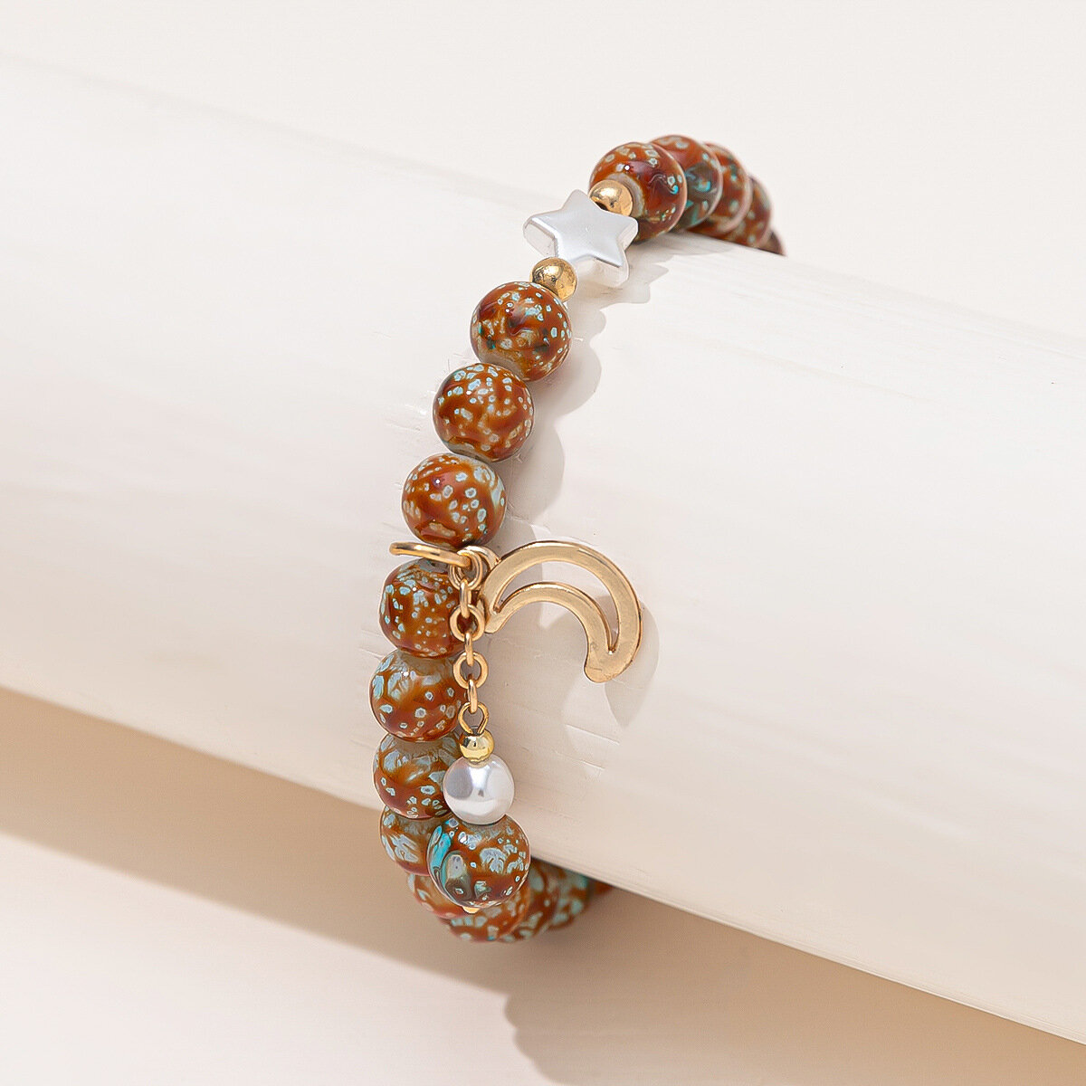 фото Браслет, браслет женский, браслет женский на руку, браслет из бусин, браслет с бусинками, браслет с подвеской плешоп brl-188771_90b с подвеской луны, коричневый, 1 шт, 20 см