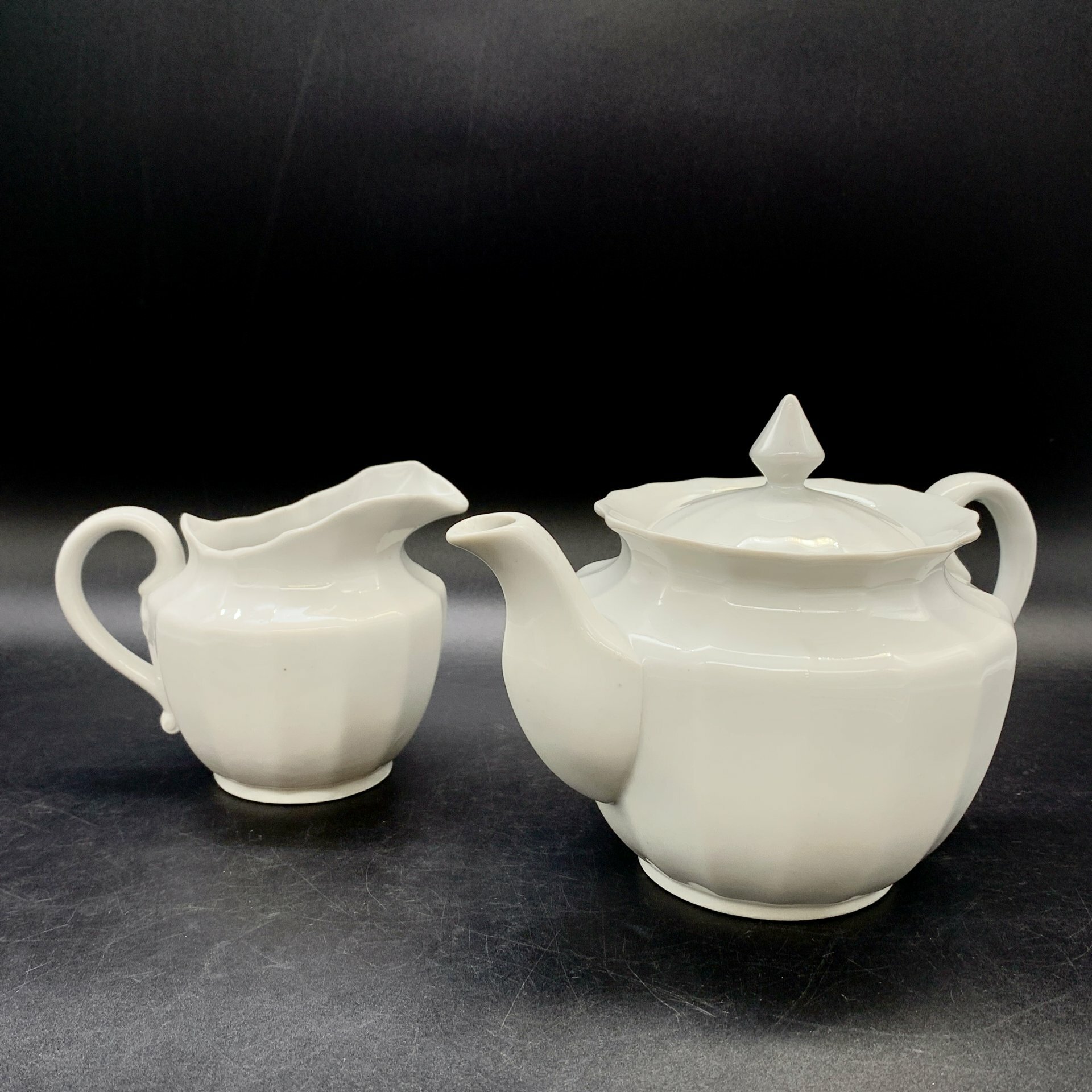 фото Комплект из чайника и сливочника с рельефным декором, фарфор