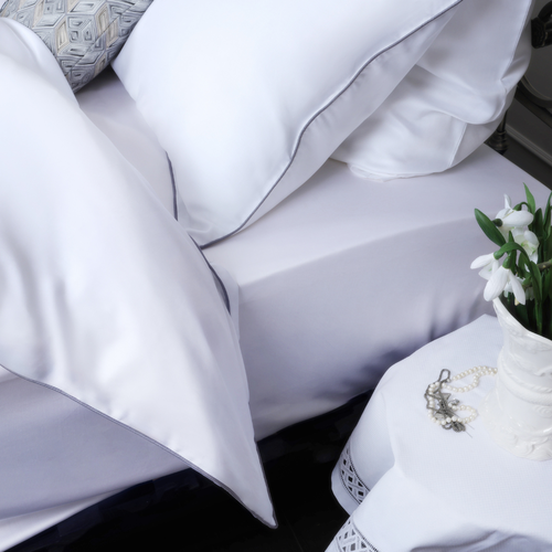 Комплект постельного белья из премиального тенселя 15-спальный в белом цвете с светло-серым кантом от Mollen 12660₽