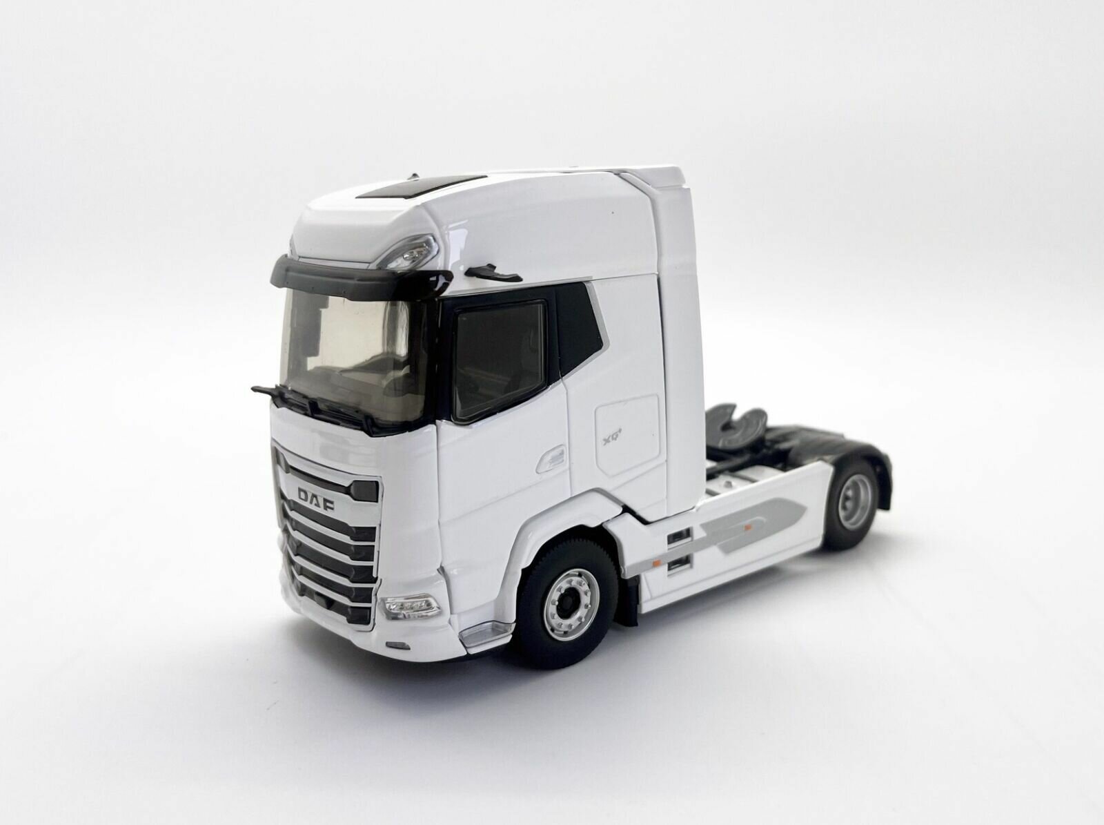 Седельный тягач DAF XG+ 530 2022 White, масштабная модель коллекционная