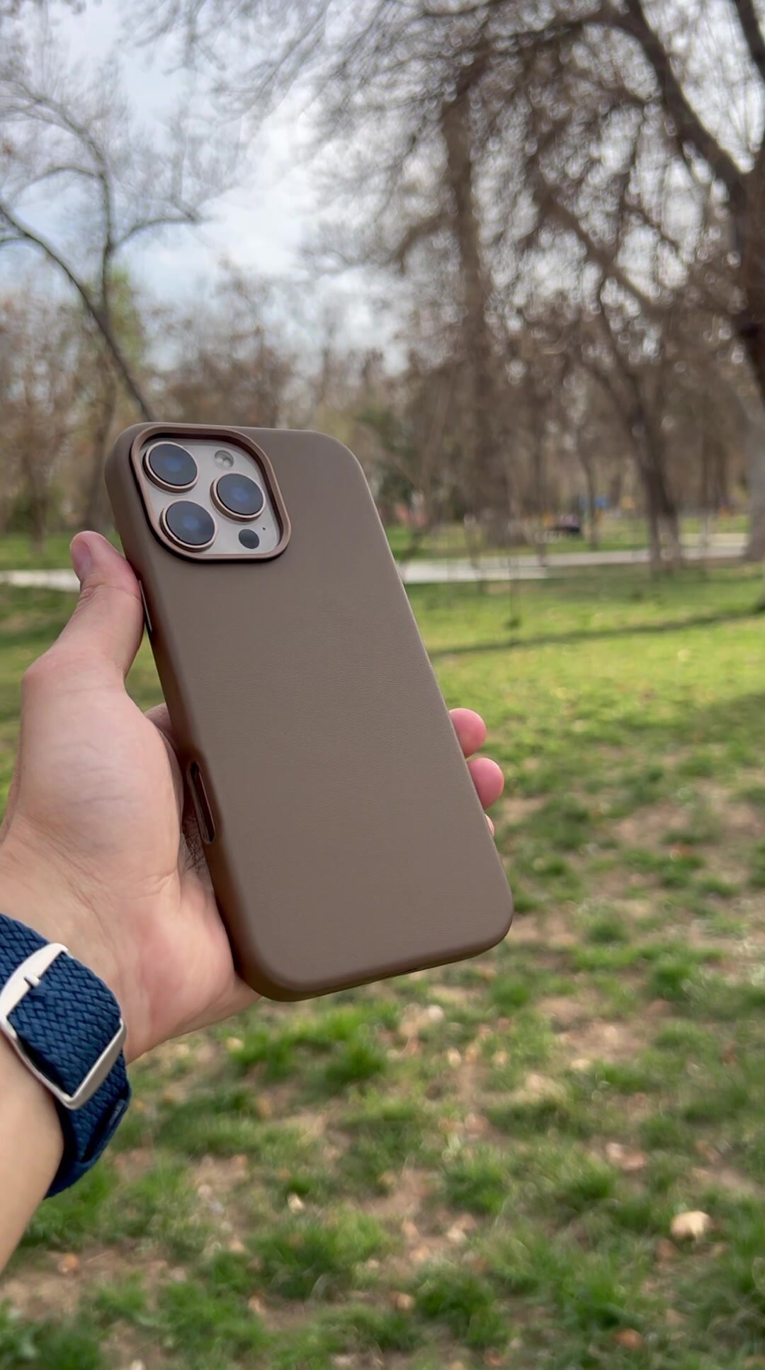 Кожаный чехол, искусственная кожа, MagSafe, для iPhone 16 Pro Max, коричневый — фото 1
