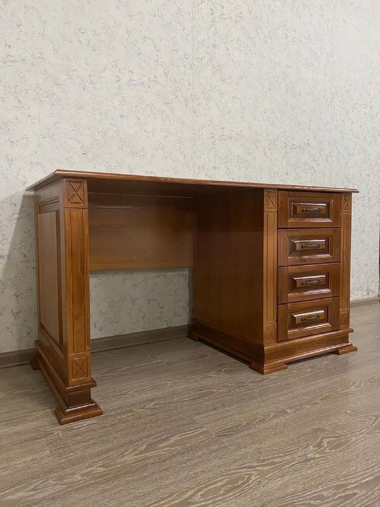 Письменный стол ммк древ Верди 039  135х55х75 классический орех 2