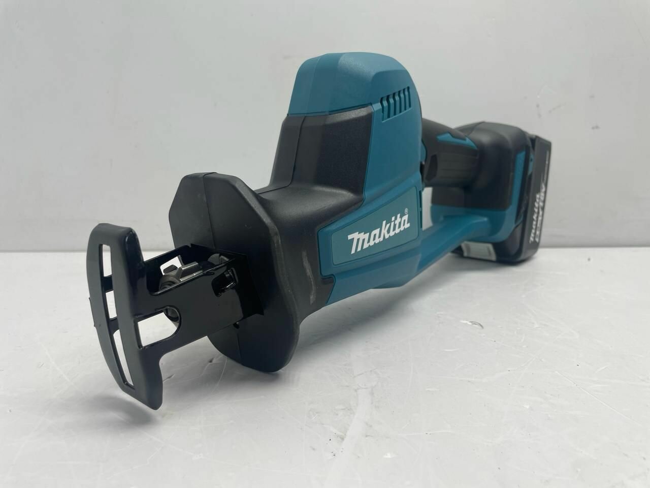 Изображение Сабельная пила аккумуляторная DJR189 (LXT; 18v; 5.0 Ah)