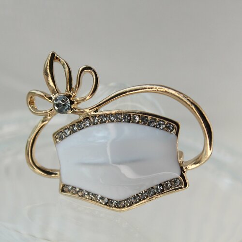 Брошь Ювелирная шкатулка, стразы, эмаль, золотой, белый