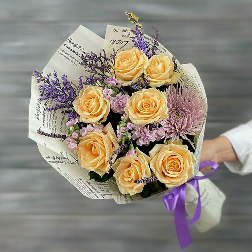 Изображение товара Букет из живых цветов кремовых роз, хризантемы и маттиолы