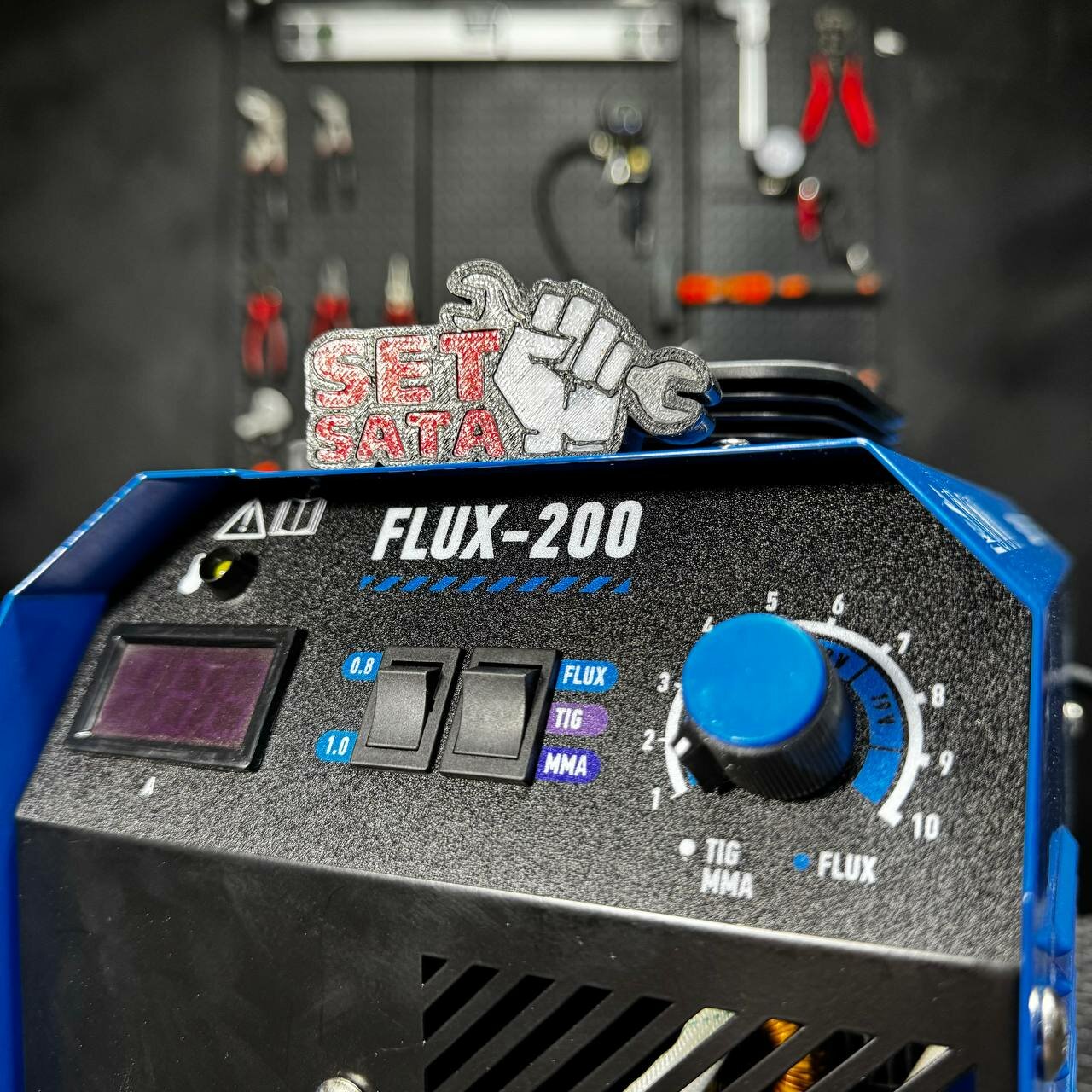 Сварочный полуавтомат без газа инверторный SOLARIS FLUX-200 (230В; 20-180 А; FLUX/MMA/TIG LIFT) — фото 1