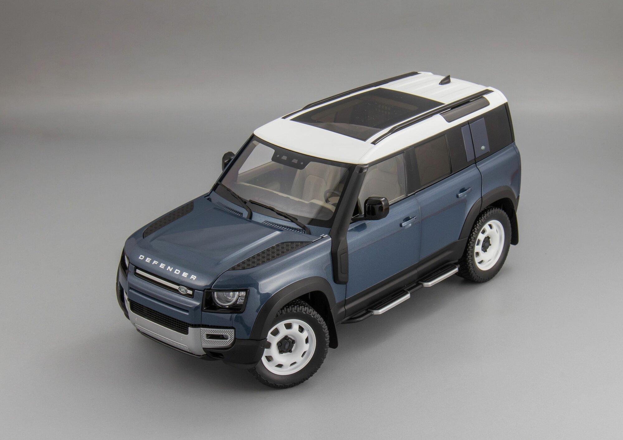 1:18 Land Rover Defender 110 - 2020, Коллекционная масштабная модель от Almost Real — фото 1