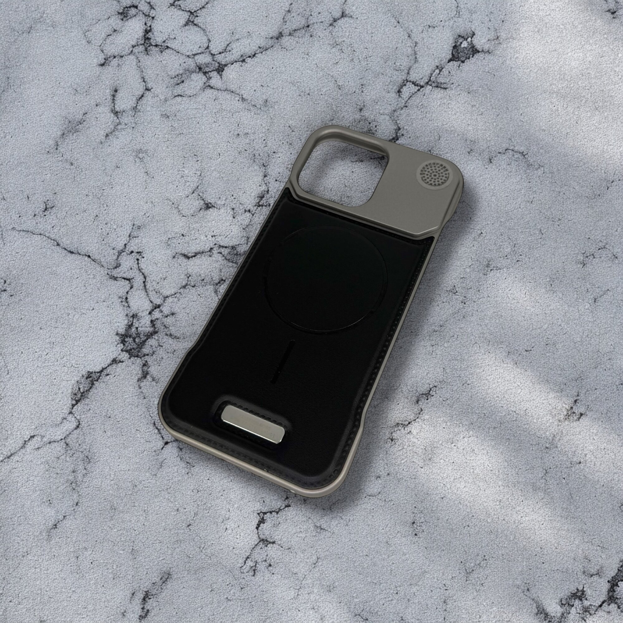 Чехол MetallAroma Silver для iPhone 15 Pro, с ароматической вставкой, MagSafe дизайн, металлический верх, эко-кожа — фото 1