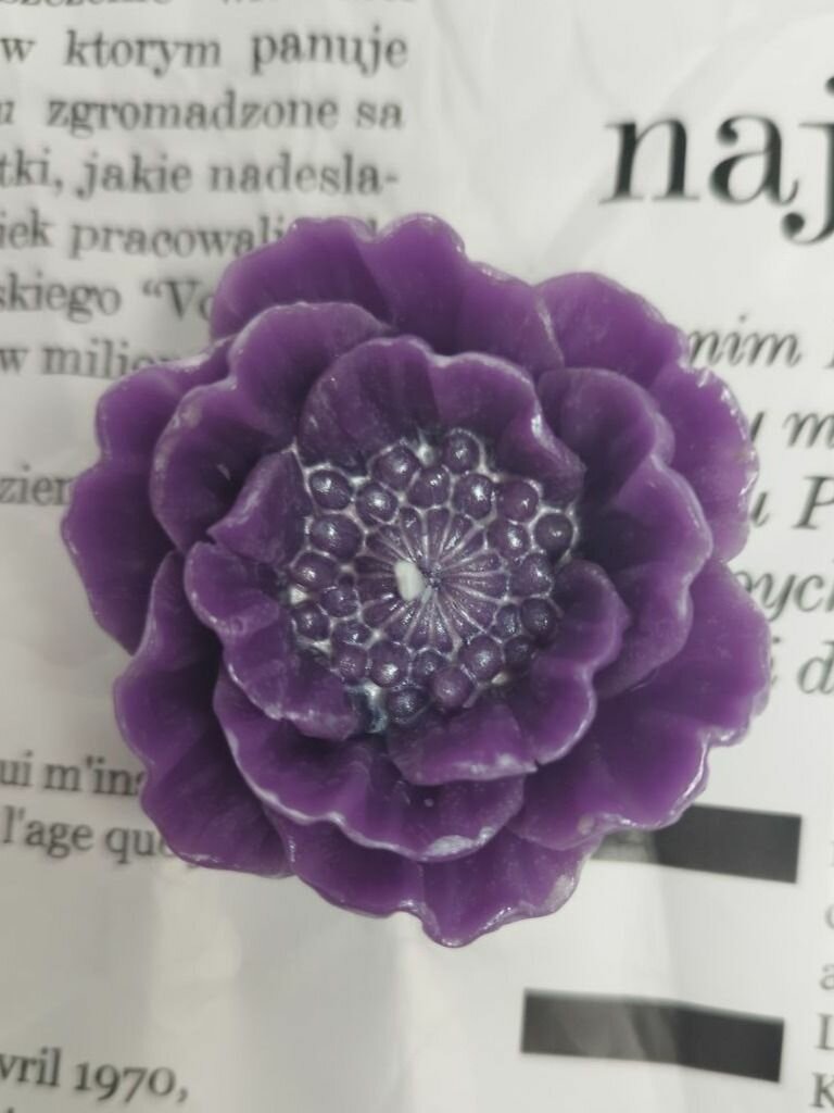 Свеча "Мак", ручная работа, сиреневая, пчелиный воск, в подсвечнике