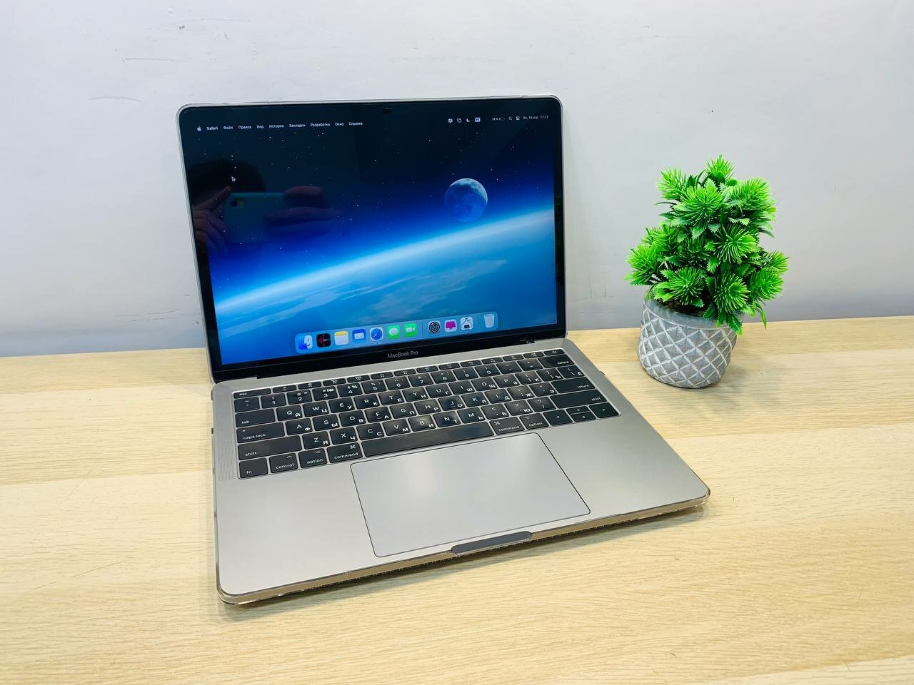 MacBook Pro 13 2017. Intel Core i5 / RAM 8 Gb LPDDR3 / Intel Iris Plus Graphics 640 / 1 TB SSD