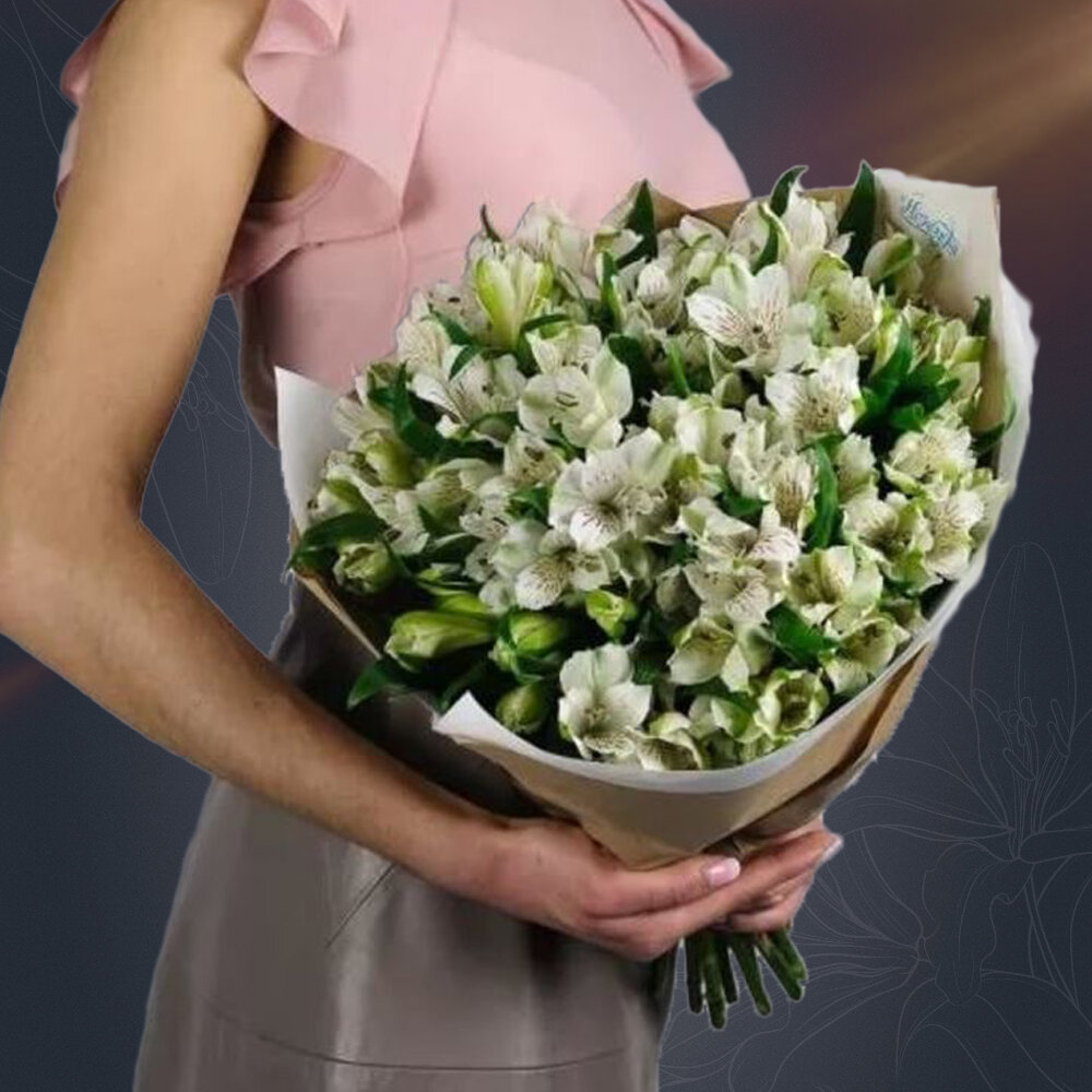 Классический букет из 15 белых альстромерий в крафте с атласной лентой от 2name Flowers