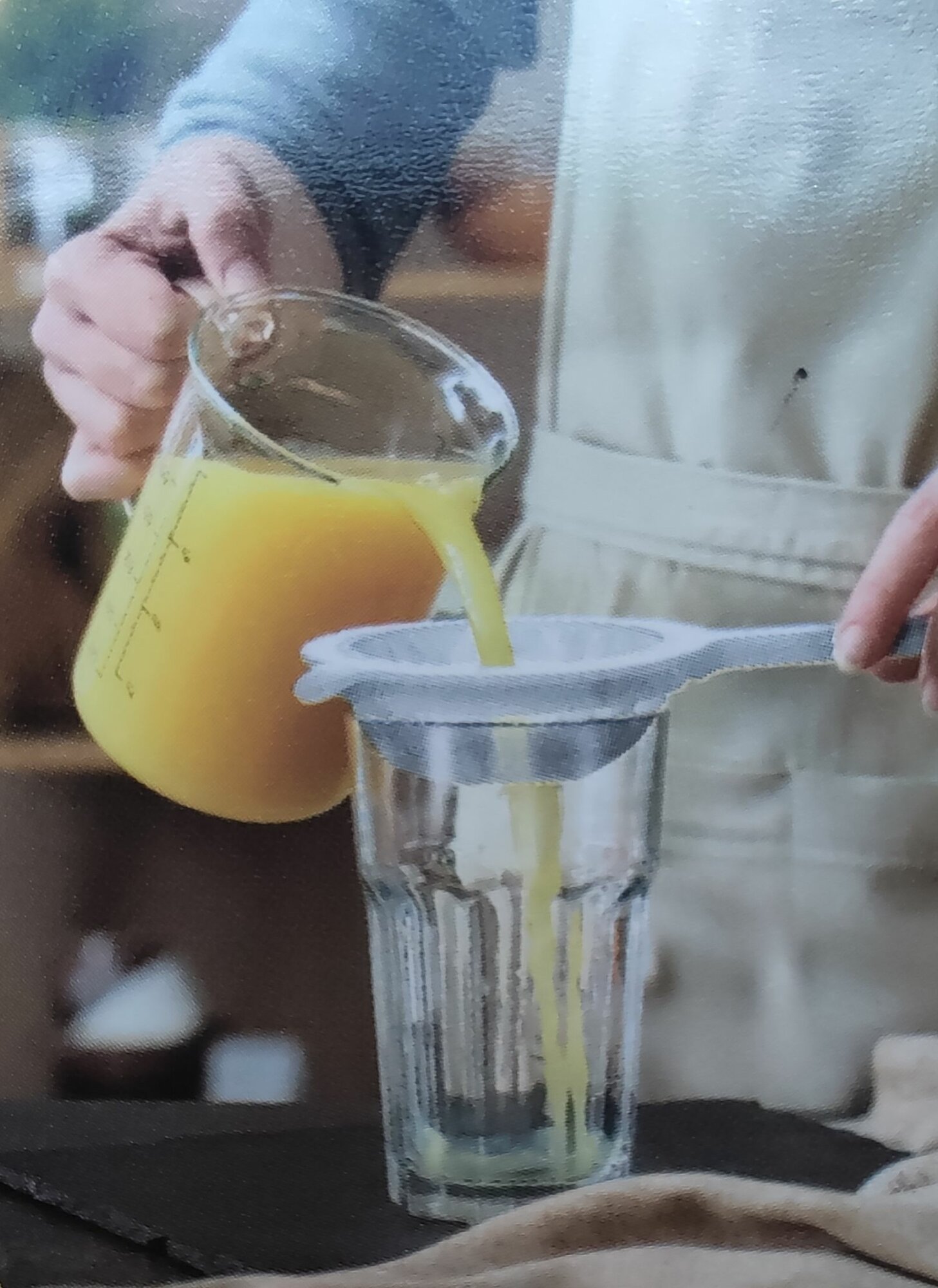 фото Кухонное сито для фильтрации комочков, накипи, вина, молока, кваса, компота (сетка-фильтр из нейлона высокой плотности), диаметр 13.5 см