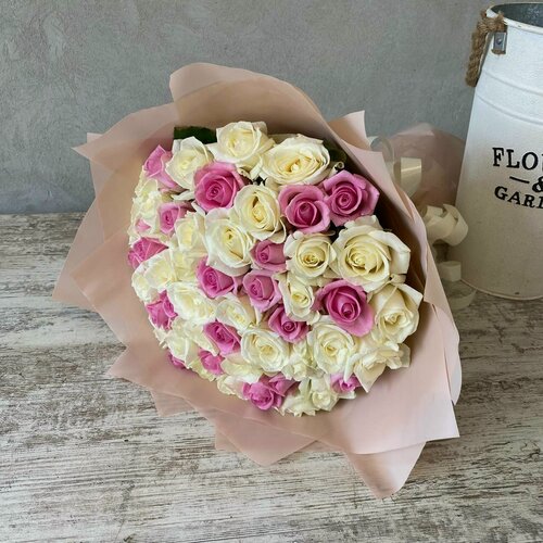 Изображение товара Живые цветы букет роз 51 шт. 40 см. микс белых и розовых роз "Цветочный коктейль"