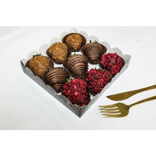 Клубника в бельгийском шоколаде Dark 9-12 Ягод в коробке с прозрачной крышкой 1690₽