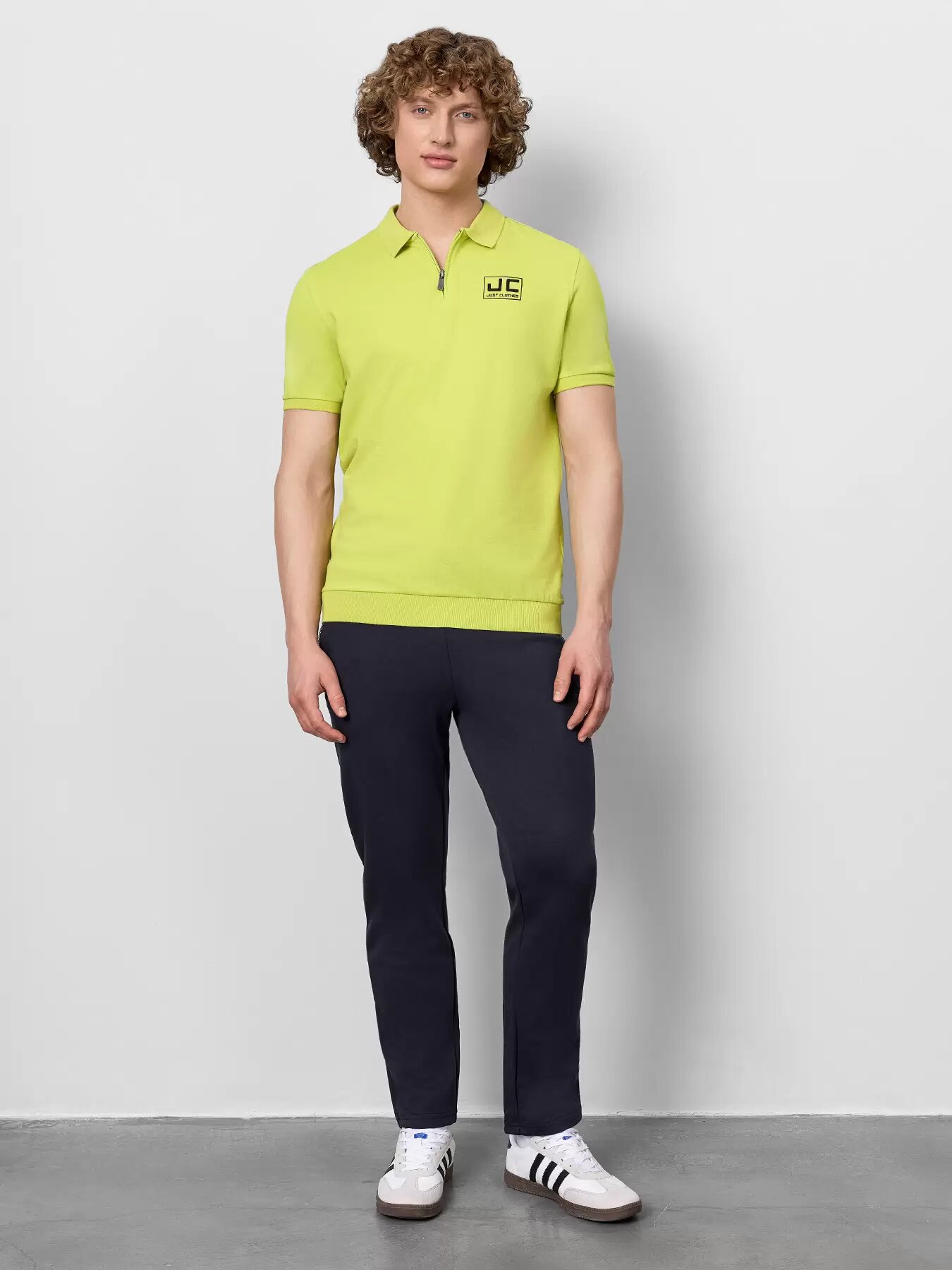 Брюки спортивные JUST CLOTHES Чёрный. Декор термологотип. Пояс резинка, шнурок. Карманы спереди 2 молн, сзади нет. Д 102см.