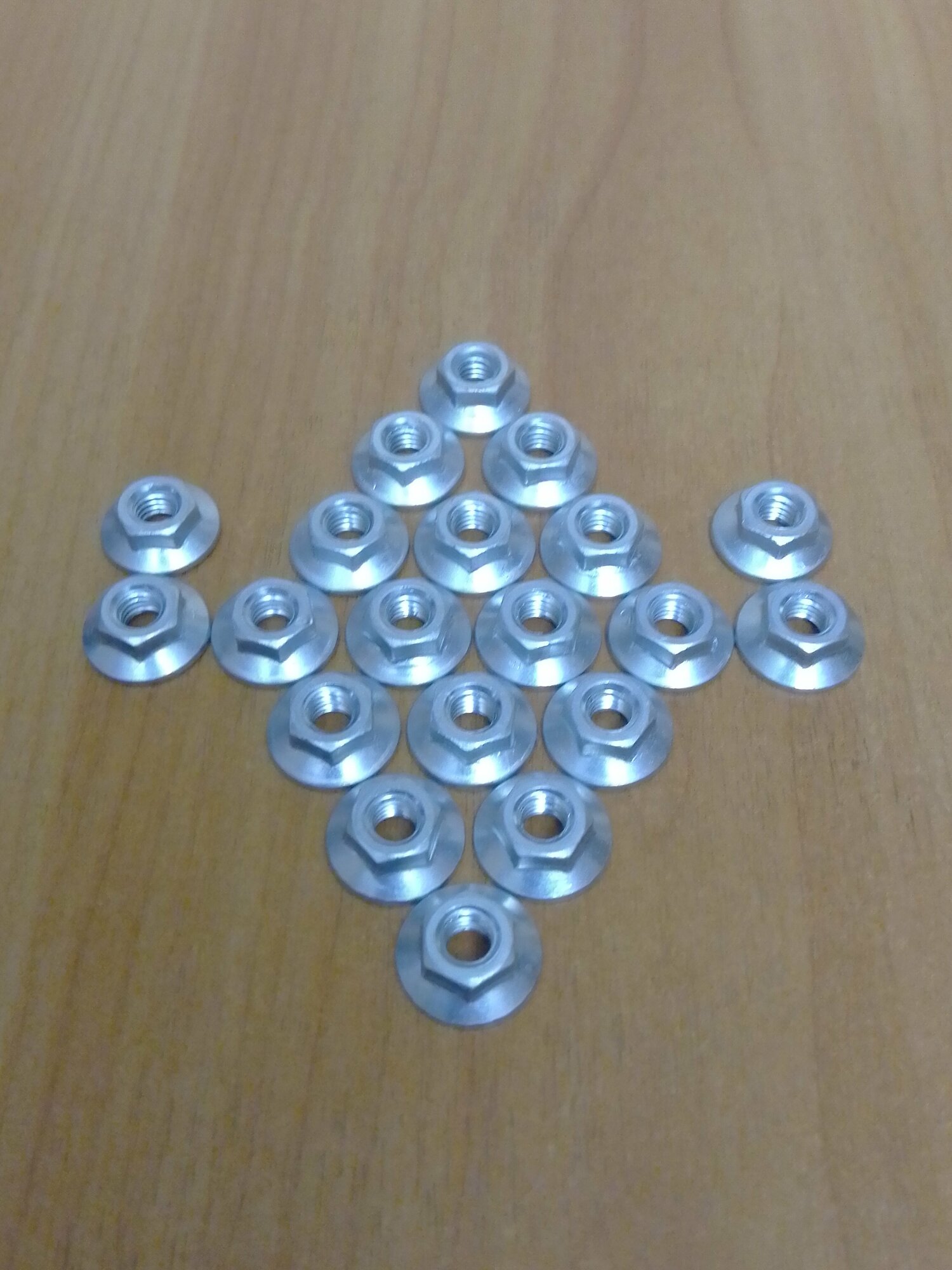 фото 00001-0038321-018 Гайка фланцевая М6х1 с зубчатым буртиком для ВАЗ, ГАЗ, КАМАЗ, ЗИЛ, УАЗ и др. Комплект 20 штук. Россия, Белзан