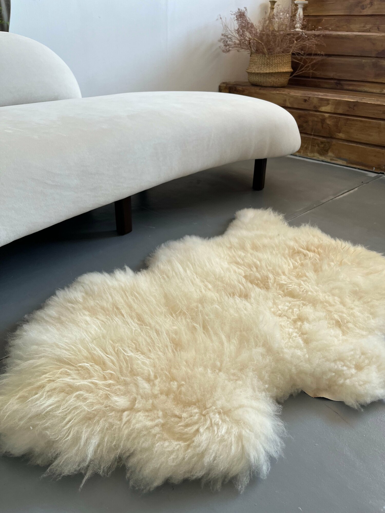 Шкура натуральная овчина прикроватный меховой коврик накидка на диван - фотография № 7