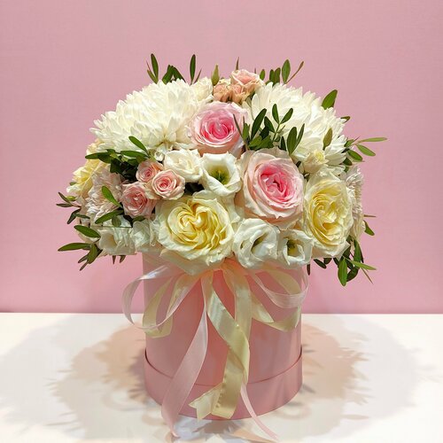 Цветочная композиция с розой, эустомой, хризантемой и кустовыми розами в шляпной коробке.