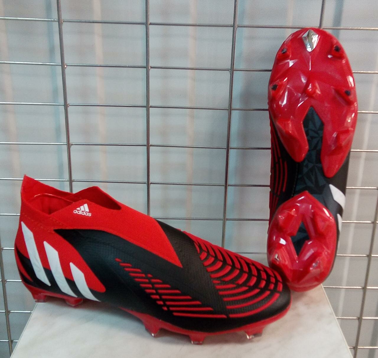 Для футбола ADIDAS PREDATOR размер 44 ( длина по стельке 27.5 см ) бутсы футбольные и регбийные Красные