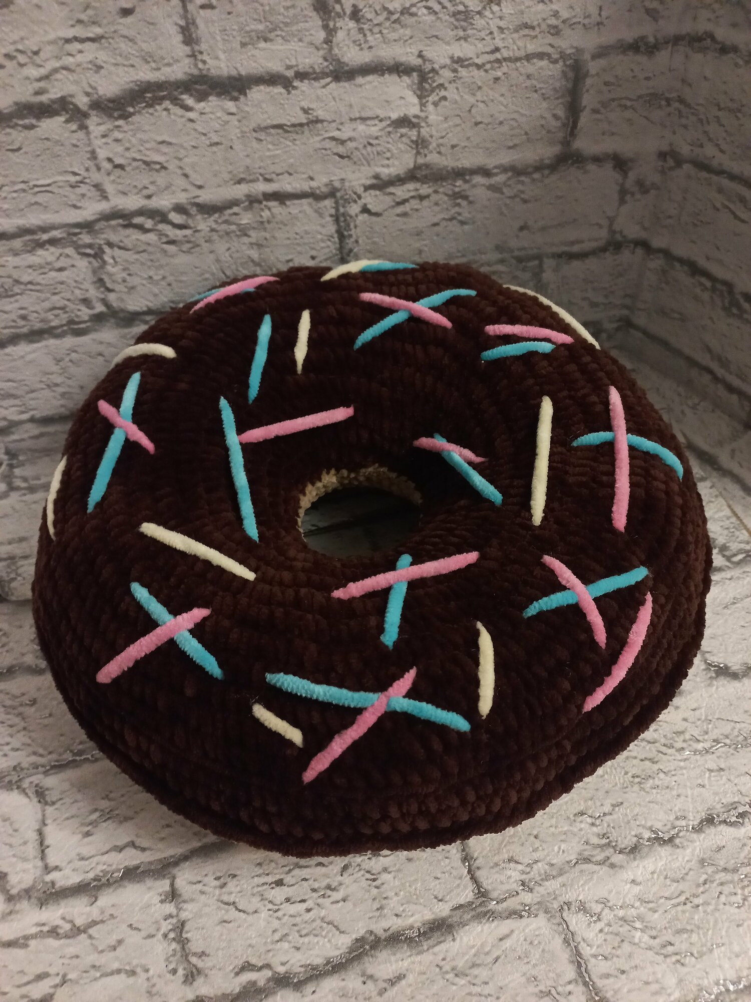 Декоративная подушка пончик, коричневая