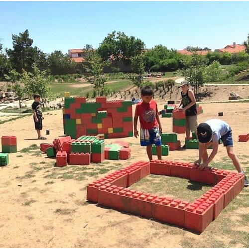 Детская модульная песочница из пластиковых блоков, размер Д 135 см х Ш 105 см х В 30 см ( 28 блоков и 14 крышек)