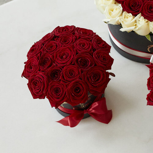 Букет живых цветов, красные розы в коробке 15 шт.