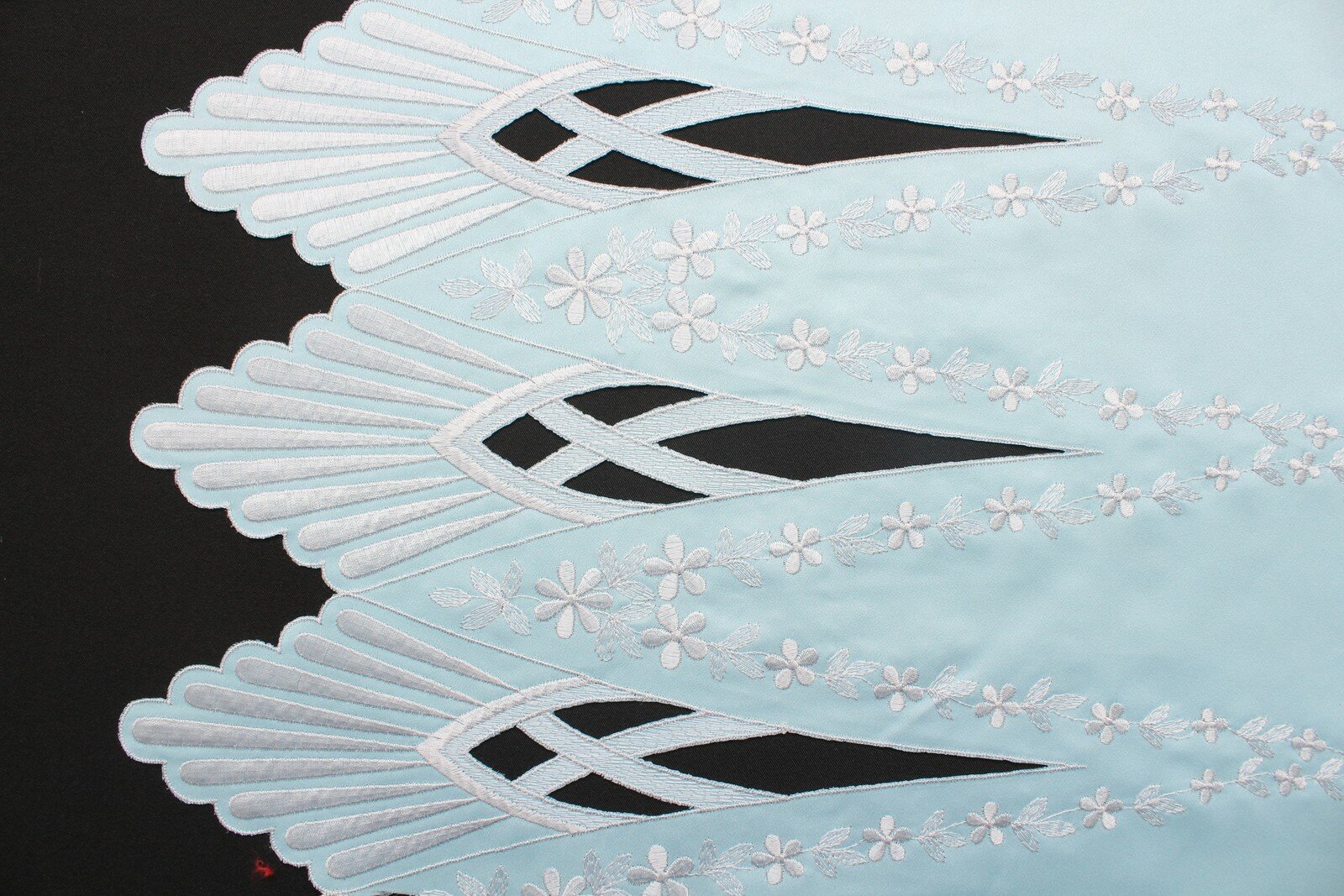 Ткань Вышивка ришелье (perfori) хлопком на сатине нежно голубого цвета, кайма, ш138см, 0,5 м