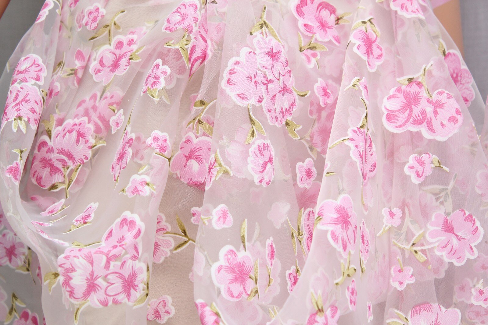 фото Ткань Органза белая прозрачная с розовым цветочным узором, ш135см, 0,5 м