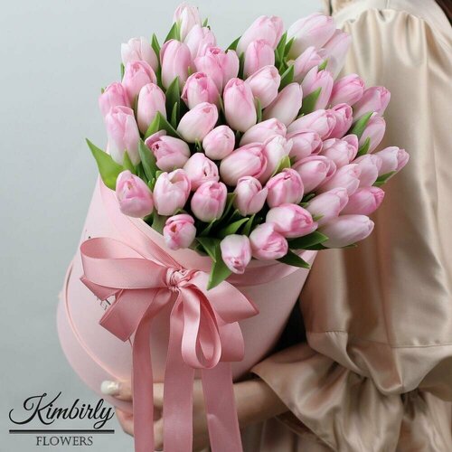 51 розовых тюльпанов в шляпной коробке. Букет 24 Kimbirly flowers