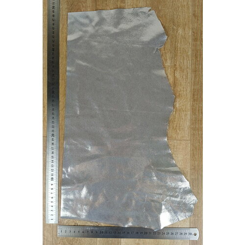 Кусок тонкой натуральной кожи серебристого цвета для рукоделия и кож. изделий (0.5-0.7 мм)