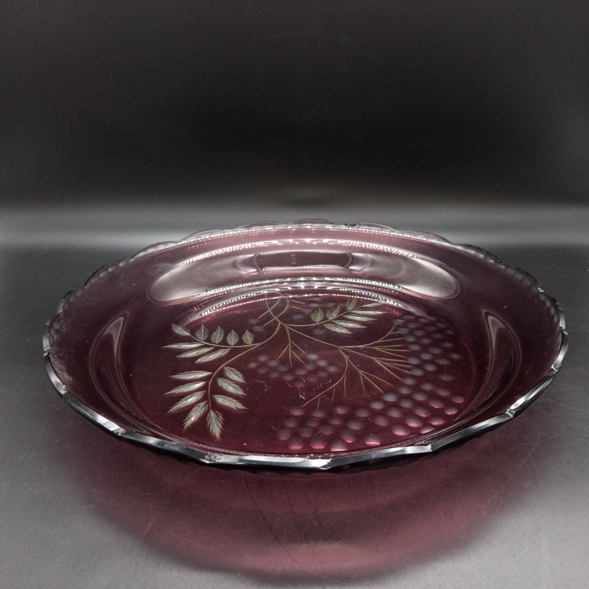 фото Блюдо круглой формы с растительным декором, марганцевое стекло, рельеф, СССР