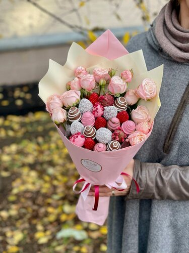 Изображение товара Букет с клубникой в белом, розовом и молочном шоколаде, кокос, малина, кустовая роза, 300 г, Berry Mood 2