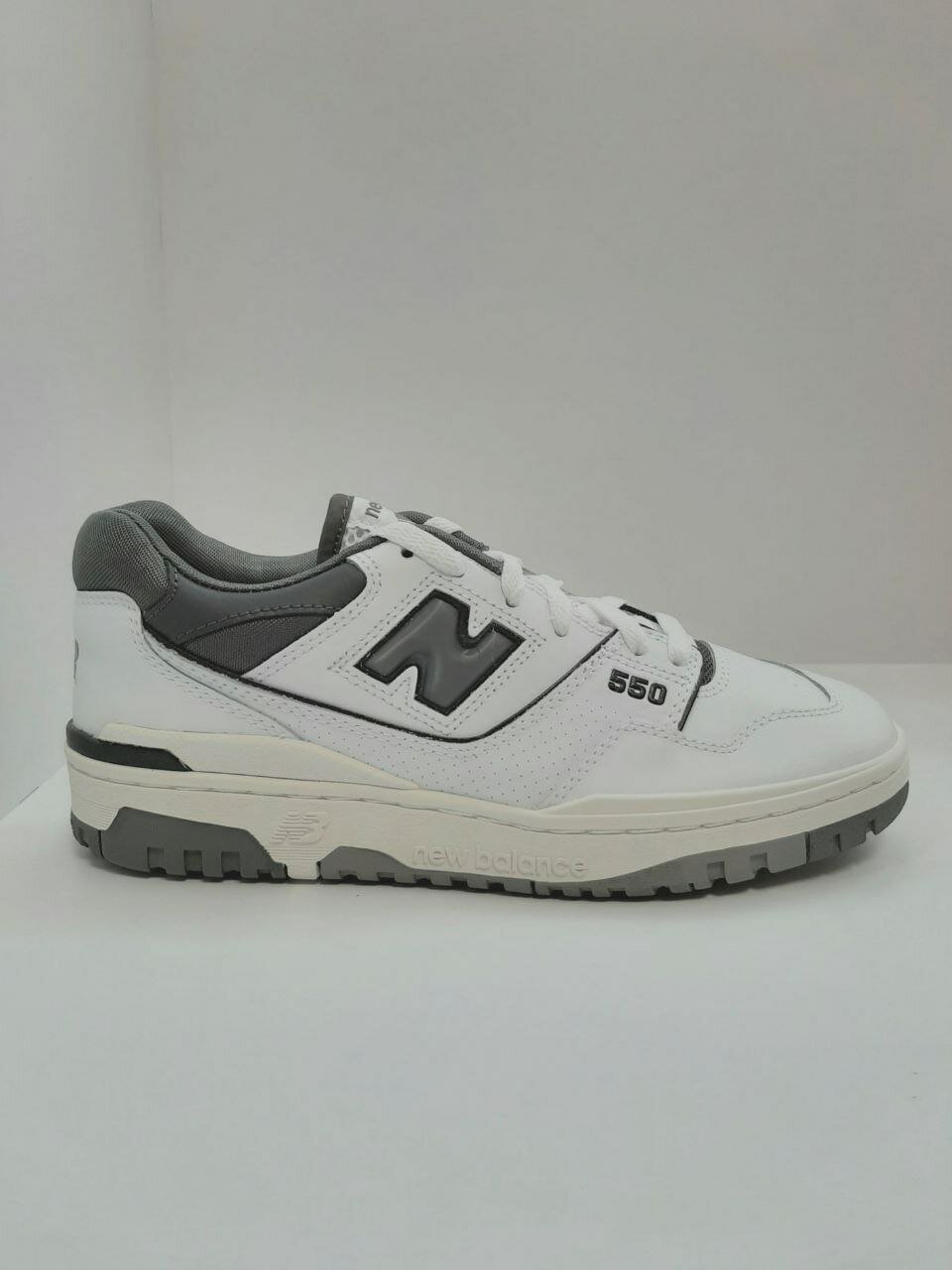 Кроссовки New Balance 550 White Grey Dark Grey, полнота 6 (RU)/ на среднюю стопу, размер 36, черный, белый, серый